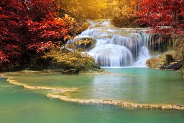 Ulusal Park K 'daki Erawan Şelalesinde Ormanın İçindeki Şelaleler