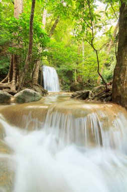 Ulusal Park K 'daki Erawan Şelalesinde Ormanın İçindeki Şelaleler