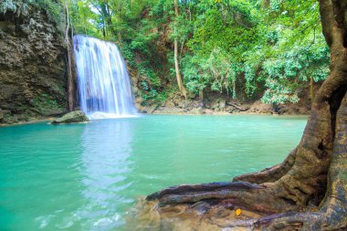 Ulusal Park K 'daki Erawan Şelalesinde Ormanın İçindeki Şelaleler