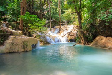 Ulusal Park K 'daki Erawan Şelalesinde Ormanın İçindeki Şelaleler