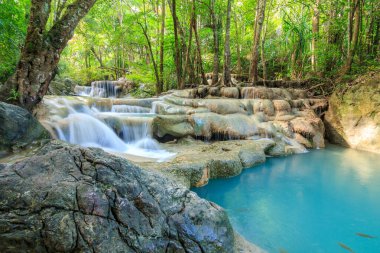 Ulusal Park K 'daki Erawan Şelalesinde Ormanın İçindeki Şelaleler