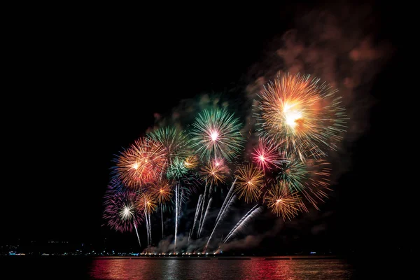 Havai fişekler göz kamaştırıcı bir şekilde gökyüzünü aydınlatıyor.