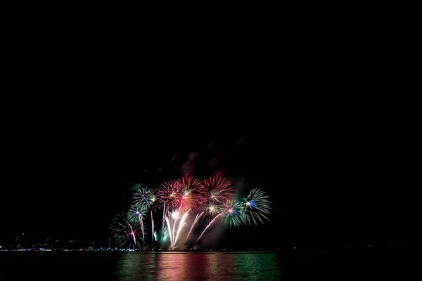 Πυροτεχνήματα φωτίζουν τον ουρανό με εκθαμβωτική οθόνη — Φωτογραφία Αρχείου