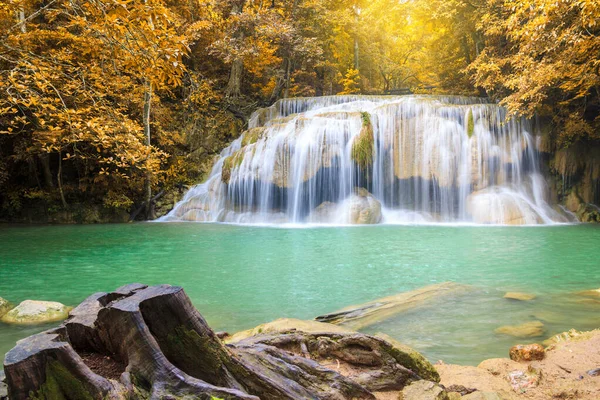 Cascades en forêt profonde à Erawan Cascade dans le parc national K — Photo