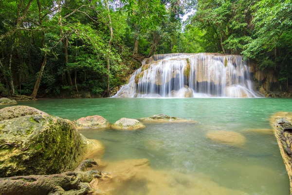 Cascadas en bosque profundo en la cascada de Erawan en el Parque Nacional K — Foto de Stock