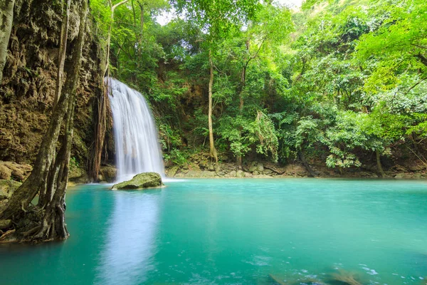 Водопады в глубоком лесу у водопада Эраван в национальном парке К — стоковое фото