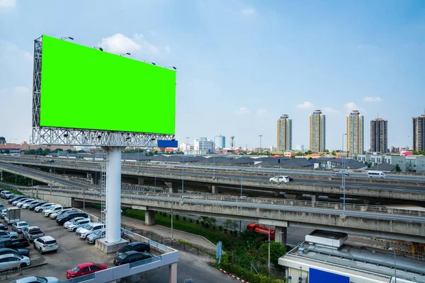 Πινακίδα κενή Πράσινη οθόνη για αφίσα υπαίθριας διαφήμισης — Φωτογραφία Αρχείου