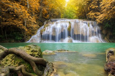 Ulusal Park K 'daki Erawan Şelalesinde Ormanın İçindeki Şelaleler