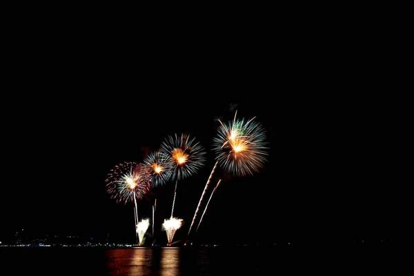 Feux d'artifice illuminent le ciel avec un affichage éblouissant — Photo