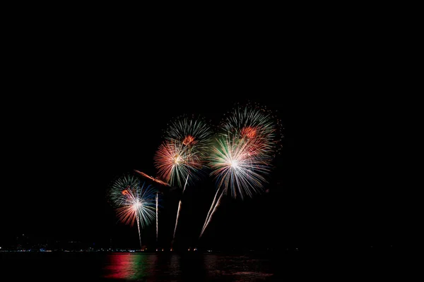 Feuerwerk erhellt den Himmel mit blendender Show — Stockfoto