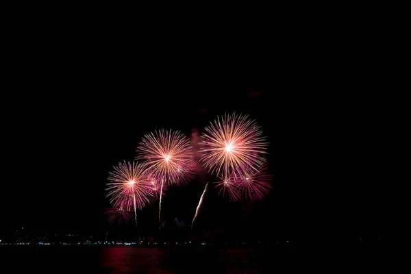 Vuurwerk verlicht de lucht met oogverblindend display — Stockfoto