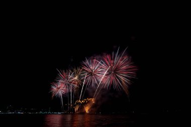 Havai fişekler göz kamaştırıcı bir şekilde gökyüzünü aydınlatıyor.