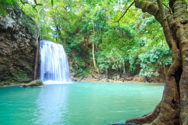 Ulusal Park K 'daki Erawan Şelalesinde Ormanın İçindeki Şelaleler