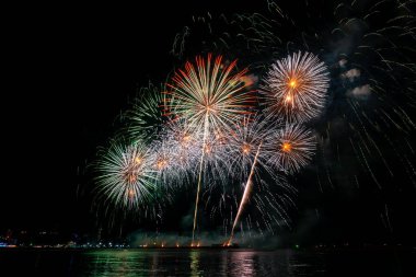 # Gökyüzünü ışık havai fişek