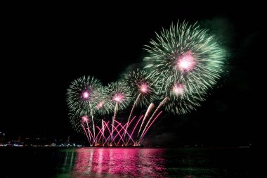 # Gökyüzünü ışık havai fişek