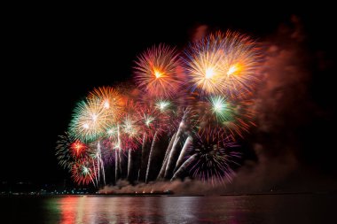 # Gökyüzünü ışık havai fişek