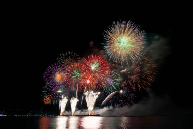 # Gökyüzünü ışık havai fişek