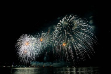 # Gökyüzünü ışık havai fişek