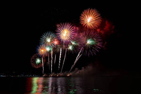 Fuochi d'artificio illuminano il cielo — Foto Stock