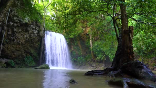 Erawan Καταρράκτης Στην Άνοιξη Δέντρα Πολύχρωμο Καταρράκτη Μορφή Βουνό Στη — Αρχείο Βίντεο