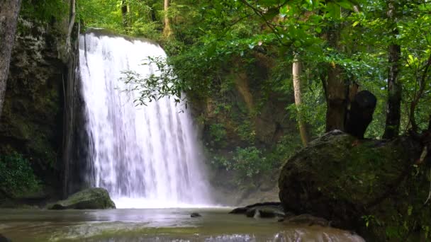 Erawan Wodospad Drzewach Wiosna Kolorowy Wodospad Formie Góry Przyrodzie Piękne — Wideo stockowe