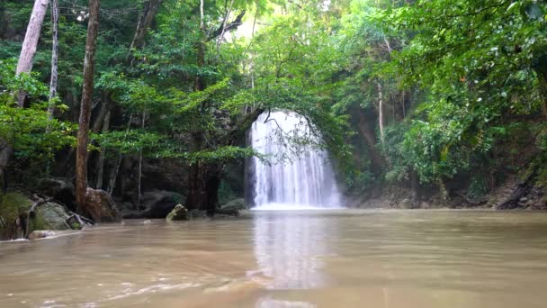 春のエラワンの滝色鮮やかな滝は 自然の中で山を形成し 春の葉の季節に美しいタイのKanchanaburiで — ストック動画