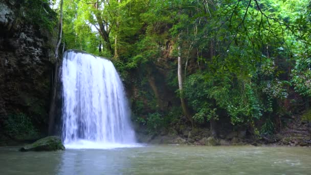 春のエラワンの滝色鮮やかな滝は 自然の中で山を形成し 春の葉の季節に美しいタイのKanchanaburiで — ストック動画