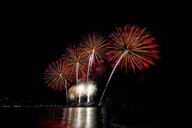 # Gökyüzünü ışık havai fişek