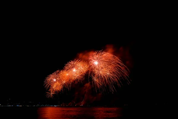 Fuegos artificiales iluminan el cielo con una pantalla deslumbrante —  Fotos de Stock