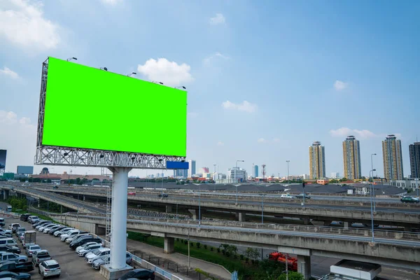 Açık hava reklam afişi için reklam panosu boş yeşil ekran — Stok fotoğraf