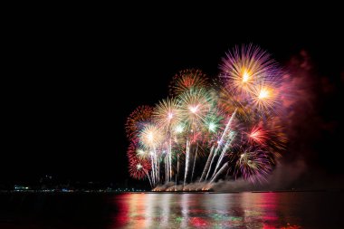 # Gökyüzünü ışık havai fişek