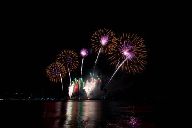 # Gökyüzünü ışık havai fişek