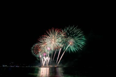 # Gökyüzünü ışık havai fişek