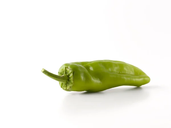 Beyaz arka plan üzerinde izole yeşil hot chili biber