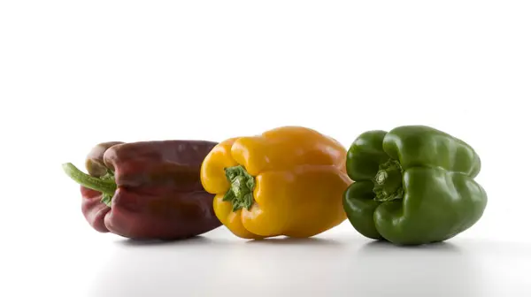 kırmızı, sarı ve yeşil biberler beyaz arkaplanda izole edilmiş.