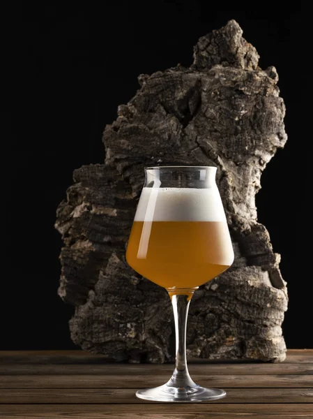 木桌上的一杯啤酒 背景中的软木塞垂直组合 — 图库照片
