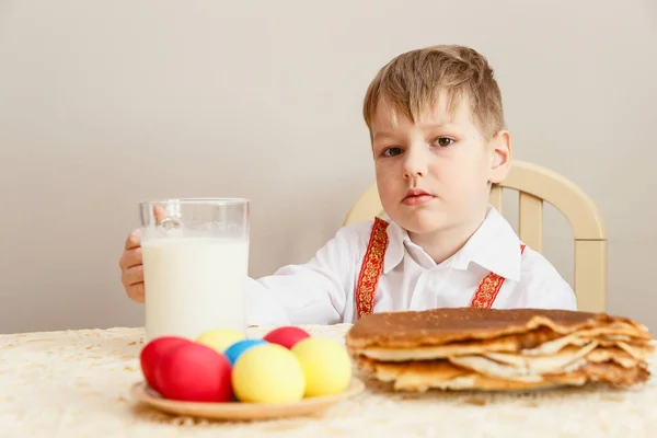 Chlapec u stolu s palačinky a vejce — Stock fotografie