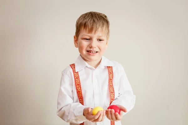 Мальчик держит пасхальные яйца — стоковое фото