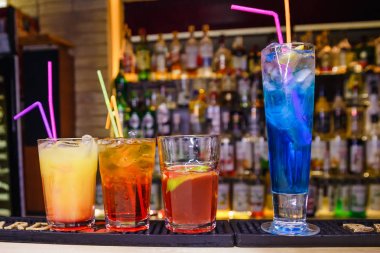 buz payet ile alkollü kokteyller