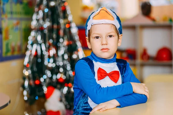 Un ragazzo in costume da carnevale all'asilo, costume da pinguino — Foto Stock