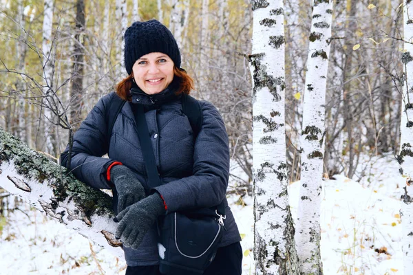Портрет жінки в зимовому березовому лісі — стокове фото