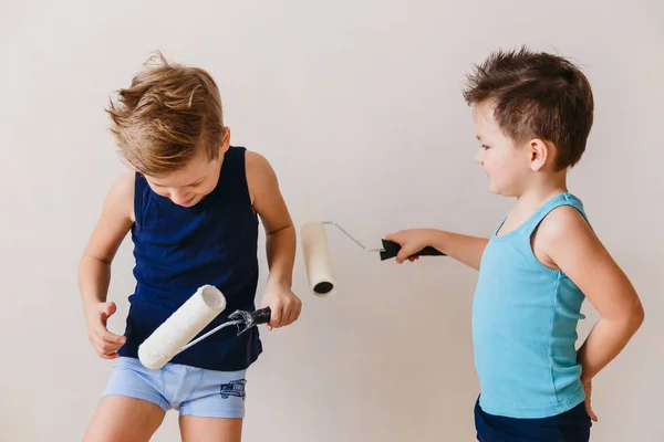 Bambini che giocano nei pittori, gioco per bambini — Foto Stock