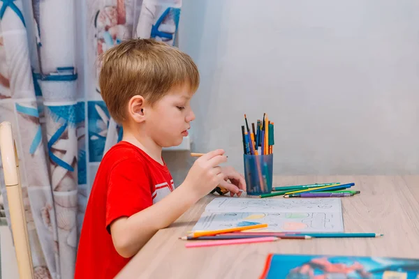 Niño de cinco años dibuja con lápices de colores —  Fotos de Stock