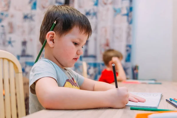 4 살짜리 아이 색연필으로 그리는 — 스톡 사진