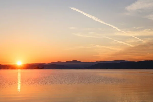 Suave amanecer en el lago — Foto de Stock