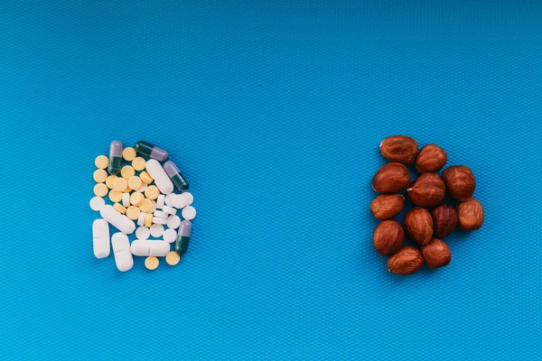 錠剤やナッツ、お好みのナッツは、有用または有害な錠剤です。治す方法 — ストック写真