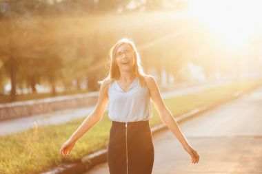 yürüyüş, dans ve gülüyor duygusal genç kadın