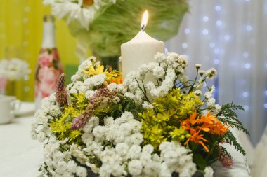 Festival tablo dekore edilmiş çiçek ve mum