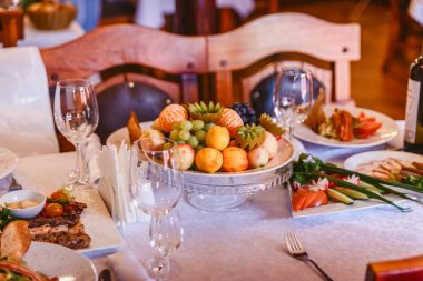 Festival masayı. masa süslemeleri. Meyve kesme. Ziyafet düğün