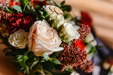 Düğün buket hassas beyaz ve Şeftali güller